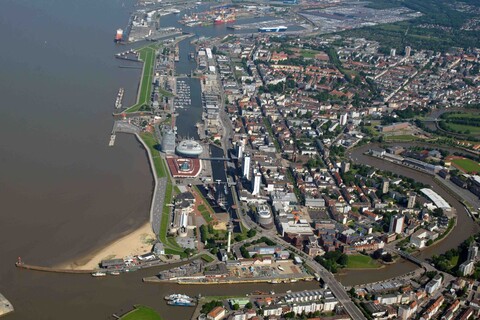 Eine Stadt mit Hafen von oben | © BEAN Bremerhavener Entwicklungsgesellschaft Alter/Neuer Hafen mbH & Co. KG 