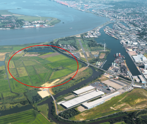 Das LUNEDELTA von oben - Stand 2024 | © BIS / W. Scheer Ein Luftbilfd einer Stadt mit angrenzendem grünen Naturschutzgebiet von oben | © BIS / W. Scheer