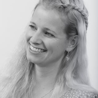 Karina Kieck | © BIS/Jens Meier Portrait einer Frau, die seitlich in die Kamera lächelt | © BIS/Jens Meier