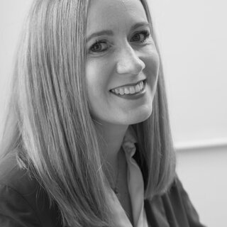 Cathrin Schmidt | © BIS/Jens Meier Portrait einer Frau, die seitlich in die Kamera lächelt | © BIS/Jens Meier