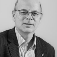 Portrait eines Mannes mit Brille, der frontal in die Kamera lächelt | © BIS/Jens Meier