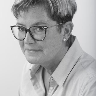 Insa Rabbel | © BIS/Jens Meier Portrait einer Frau mit Brille, die seitlich in die Kamera lächelt | © BIS/Jens Meier