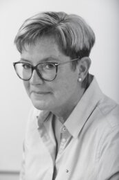 Portrait einer Frau mit Brille, die seitlich in die Kamera lächelt | © BIS/Jens Meier