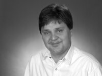 Portrait eines Mannes, der frontal in die Kamera lächelt | © BEAN GmbH