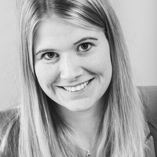 Ivesa von Häfen | © BIS Wirtschaftsförderung Bremerhaven Portrait einer jungen Frau, die direkt in die Kamera lächelt | © BIS Wirtschaftsförderung Bremerhaven