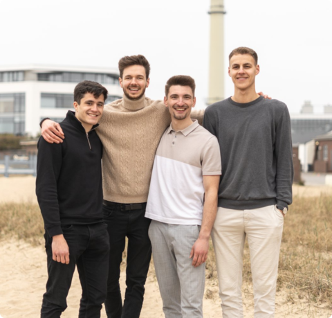 Die Gründer von Bheaven Premium Homes | © BHeaven Premium Homes Vier Männer lächeln in die Kamera | © BHeaven Premium Homes