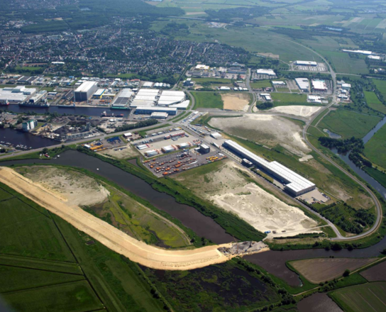 Luftbild von Bremerhaven | © BIS/Scheer Luftbild einer Stadt mit Grünflächen und Sand im Vordergrund | © BIS/Scheer