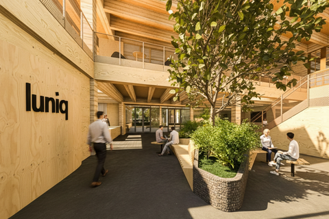 Große Halle aus Holz von innen mit einem Baum in der Mitte und Personen, die stehen oder sitzen | © BIS / Tim David Müller-Zitzke