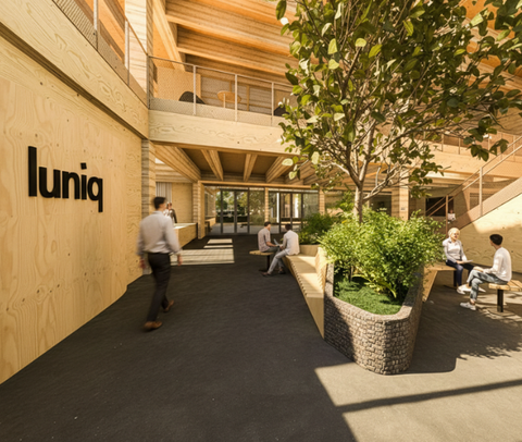 Visualisierung der Lobby des luniq mit viel Holz, Innenbegrünung und Menschen, die sich miteinander unterhalten | © BIS / Tim David Müller-Zitzke