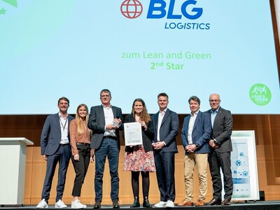 Das Team der BLG LOGISTICS erhält Lean and Green 2nd Star für erfolgreiche CO2-Reduktion | © GS1 Germany BLG LOGISTICS erhält Lean and Green 2nd Star für erfolgreiche CO2-Reduktion | © GS1 Germany