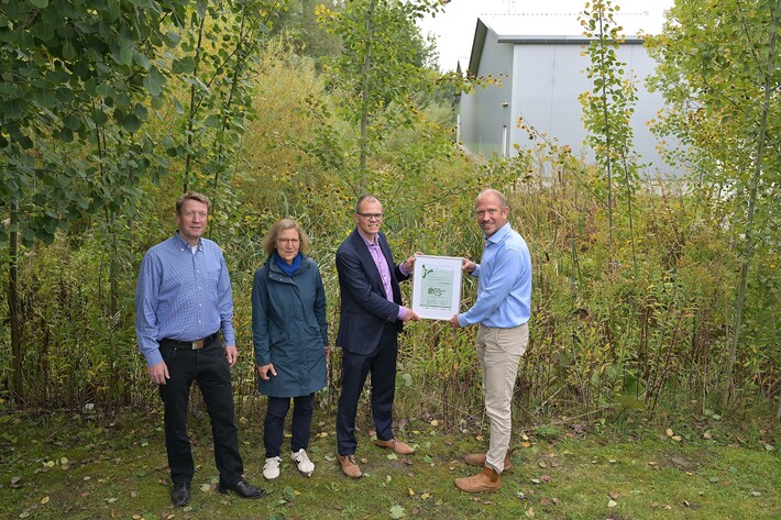 Die Auszeichnungsurkunde wird der ECO°Cool GmbH überreicht | © Umwelt Unternehmen / M. Bahlo ECO°COOL als „Ort der biologischen Vielfalt“ ausgezeichnet | © Umwelt Unternehmen / M. Bahlo
