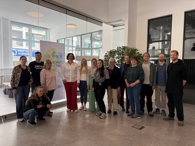 Senatorin Kathrin Moosdorf gemeinsam mit Aktiven der 13 ausgewählten Projekte zur zweiten Förderperiode des Landesförderprogramms "Klimaschutz im Alltag" | © Umweltressort Klimaschutz im Alltag: Auftakt für 13 Klimaschutz-Projekte | © Umweltressort