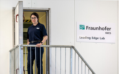 Sara Ghiasvand ist wissenschaftliche Mitarbeiterin am Fraunhofer IWES. | © Björn/Hake Wasserscheue Windmühlenflügel | © Björn/Hake