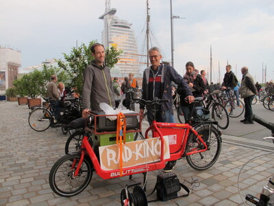 Filmnacht am Hafen | © Peter Sämann [links], und Jens Joost-Krüger am mobilen Filmprojektor vor dem Deutschen Auswandererhaus