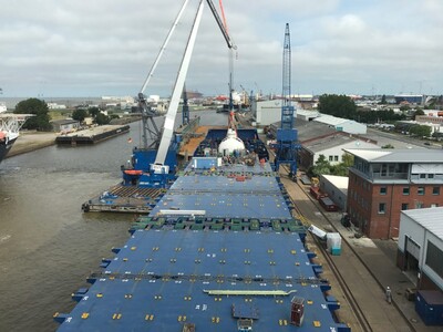 German Dry Docks baut das Container-Feederschiff "Wes Amelie" für einen LNG-Betrieb um | © Schwimmkran Athlet III German Dry Docks baut das Container-Feederschiff „Wes Amelie“ für einen LNG-Betrieb um | © Schwimmkran Athlet III