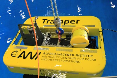 Mitglieder der Helmholtz-Allianz ROBEX testen das Unterwasserfahrzeug AWI-Tramper im Becken des DFKI Bremen. In ROBEX arbeiten Tiefsee- und Weltraumforscher zusammen, um Technologien weiterzuentwickeln. So wollen Wissenschaftler des Alfred-Wegener-Instituts zukünftig die Tiefsee in der Framstraße zwischen Spitzbergen und Grönland mit autonomen Unterwasserfahrzeugen wie dem Tramper erforschen. | © Alfred-Wegener-Institut / Lars Grübner Hightech gemeinsam unter Wasser bringen | © Alfred-Wegener-Institut / Lars Grübner