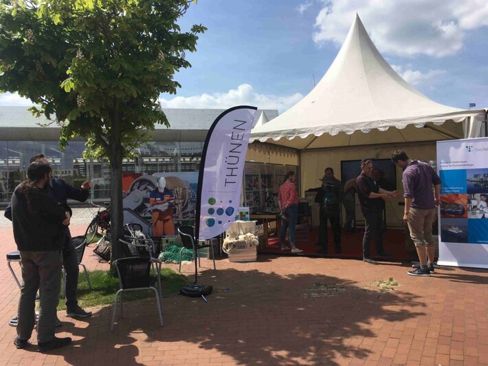 Mitglieder des Netzwerkes Pier der Wissenschaft präsentieren sich auf dem SeeStadtFest | © BIS