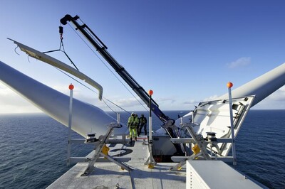Senvion ist im Aufwind - Volle Auftragsbücher im Bremerhavener Werk. Nachdem die Gondeln bei Senvion in Bremerhaven gefertigt wurden, müssen sie – wie hier im Offshore-Windpark Nordsee Ost – auf hoher See installiert werden. | © Senvion Senvion ist im Aufwind – Volle Auftragsbücher im Bremerhavener Werk | © Senvion