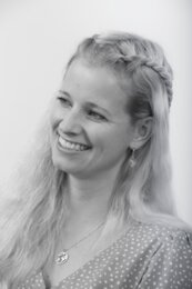Karina Kieck | © BIS/Jens Meier Portrait einer Frau, die seitlich in die Kamera lächelt | © BIS/Jens Meier